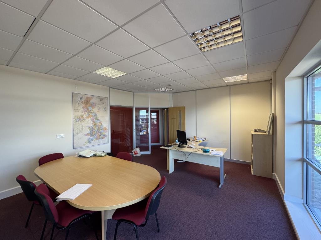Lot: 49 - PAIR OF MODERN PURPOSE BUILT OFFICE UNITS TOTALLING 321 SQ.M WITH SCOPE FOR SUBDIVISION - An Office